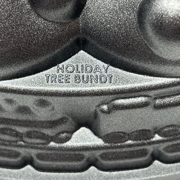 Nordic Ware Holiday Tree Bundt Cake Pan 10 cups cast aluminum EUC - Picture 4 of 8